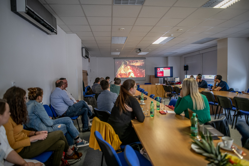 別会場で手術の映像を見ながら議論する受講生