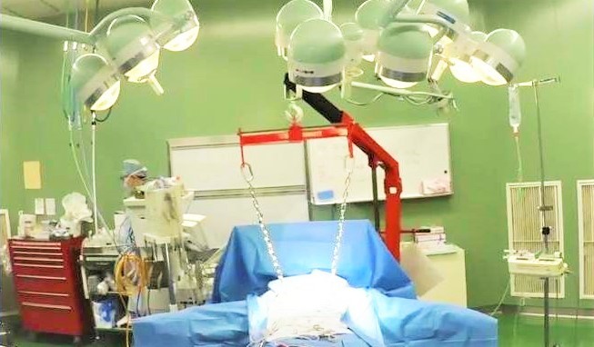 エンジャッキ（クレーン）を用いた漏斗胸治療を行う手術室