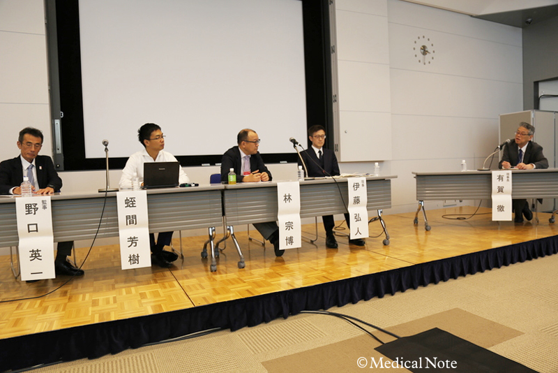 室内, 床, テーブル, 壁 が含まれている画像自動的に生成された説明