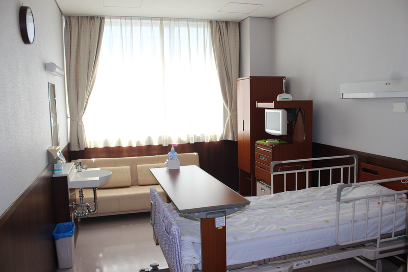 日光が差し込み、トイレまでの動線がスムーズになるよう設計されている個室