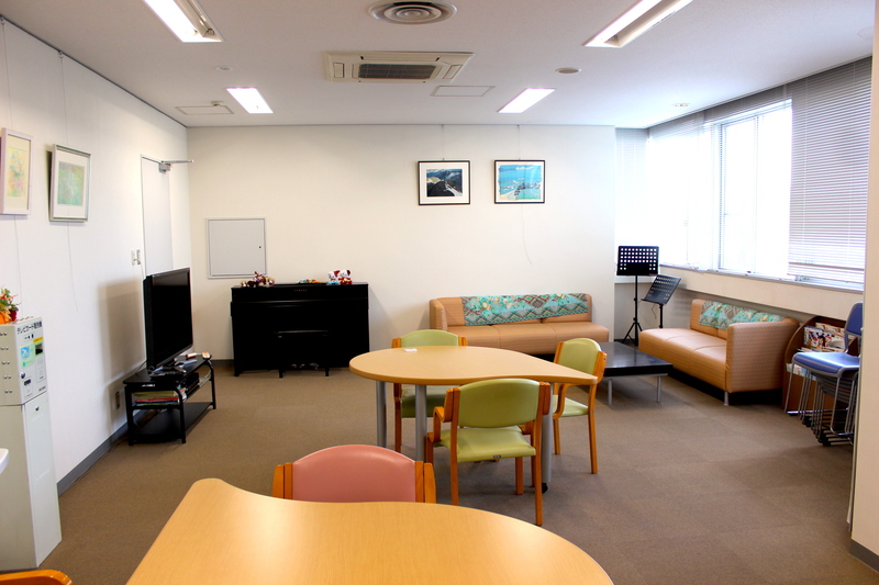 ボランティアスタッフやご家族と使用することのできるデイルーム