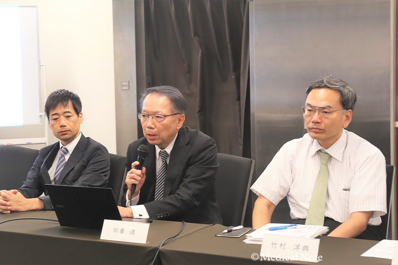 写真中央・マイクを持ち話す日本病院総合診療医学会 副理事長 田妻進先生