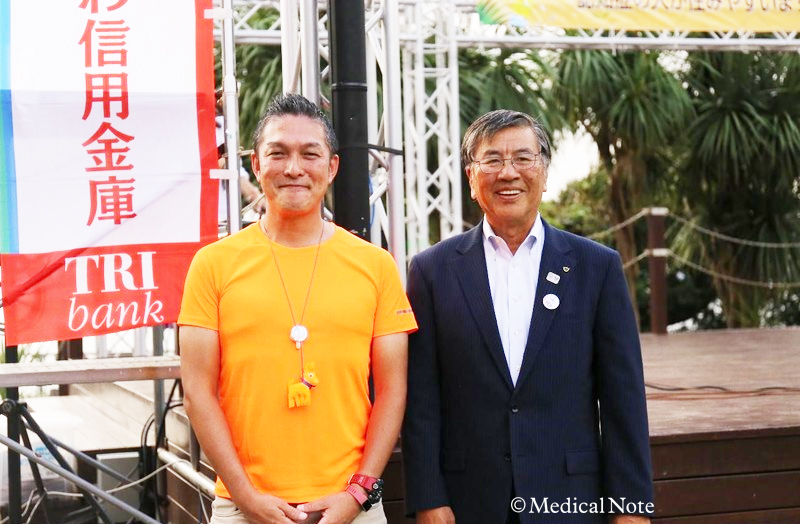 写真左：内門先生、写真右：鈴木市長