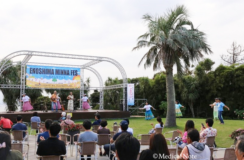 会場が一体となり、歌い踊る