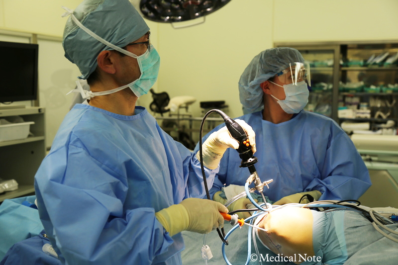 移植腱作成と並行して、関節内の処置を行う