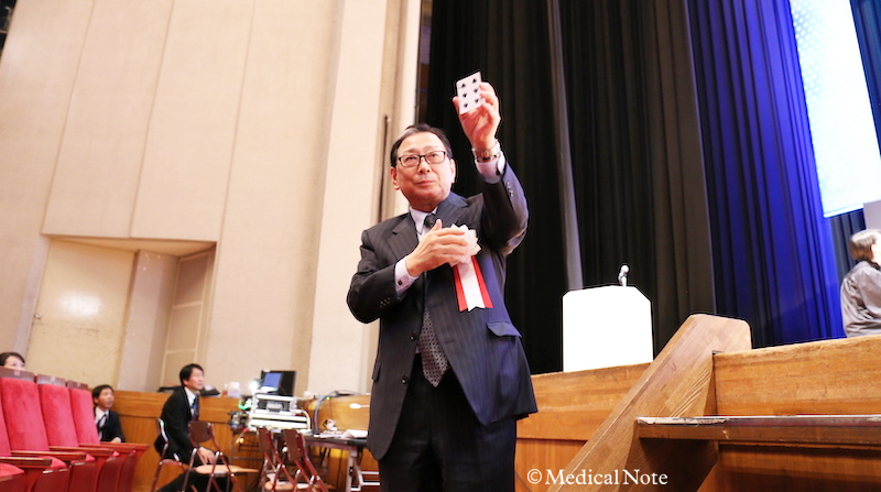 マジックに参加する吉田和弘先生