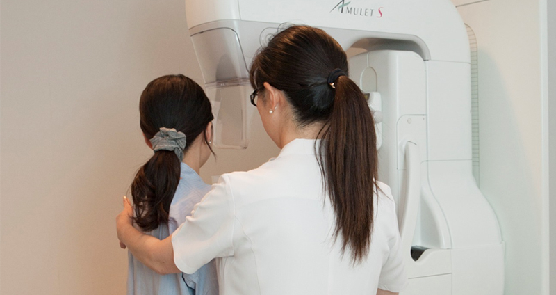 マンモグラフィ検査の様子