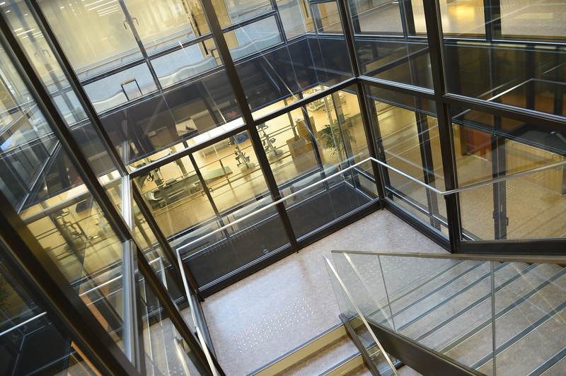 リハビリスペースを見渡せるガラス張りの階段