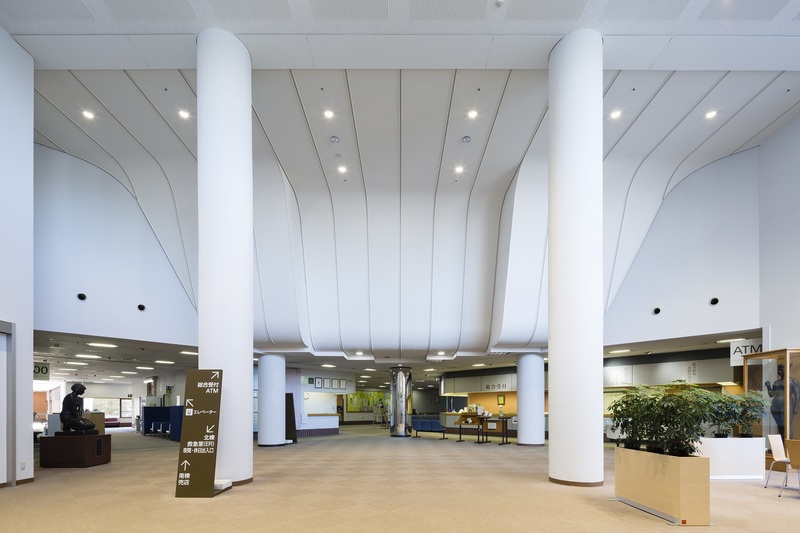 諏訪中央病院の内観