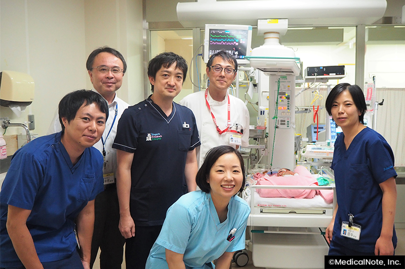 長野県立こども病院のスタッフの皆さん（写真左奥：中村 友彦先生）