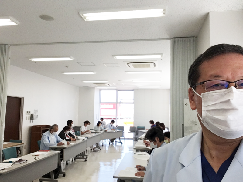 大会議室と小会議室を合わせて広くしたうえで窓を開けて風を通し、ソーシャルディスタンシングを考慮した会議を行っている