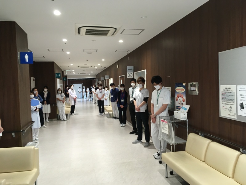 ソーシャルディスタンシングを取り入れた昼礼の様子