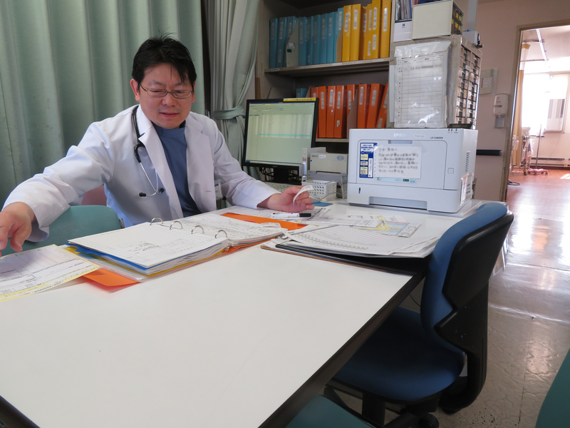 執務にあたる牧田 比呂仁先生