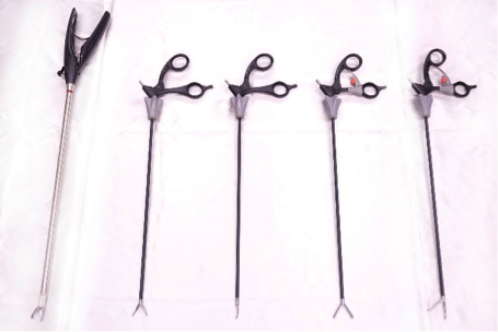 胃がんの腹腔鏡手術で用いる鉗子類　全体像