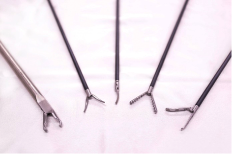 胃がんの腹腔鏡手術で用いる鉗子類　用途により先端の形が異なる