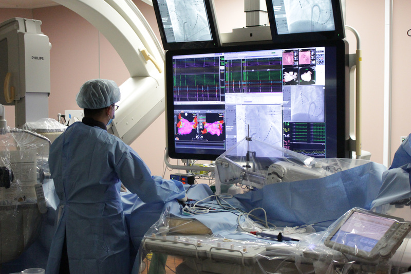 北井先生がカテーテル治療を行っている様子