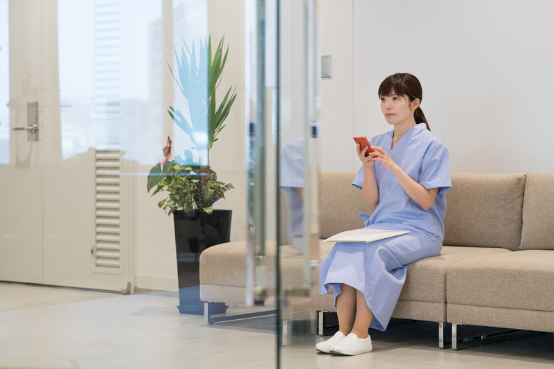 待合室にいる女性