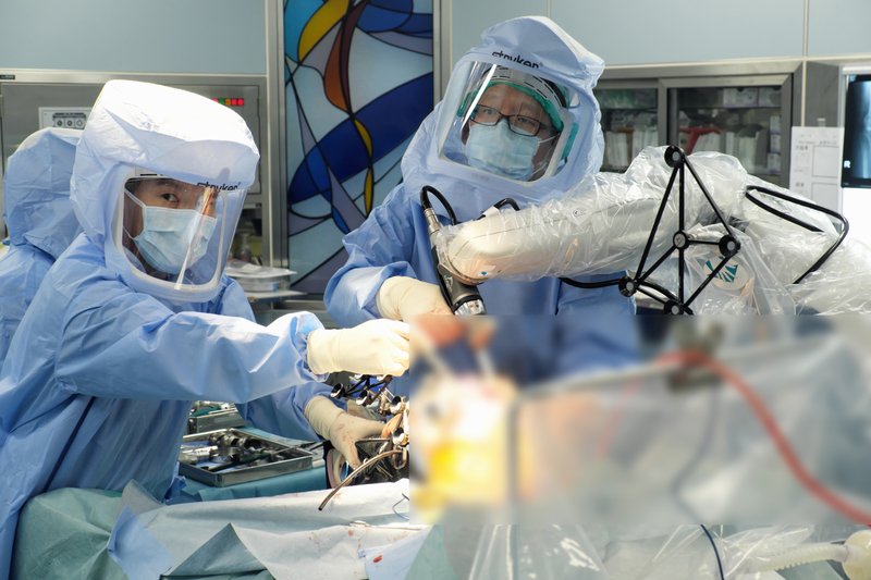 ロボティックアームを用いて人工膝関節置換術を行う高橋 知幹先生