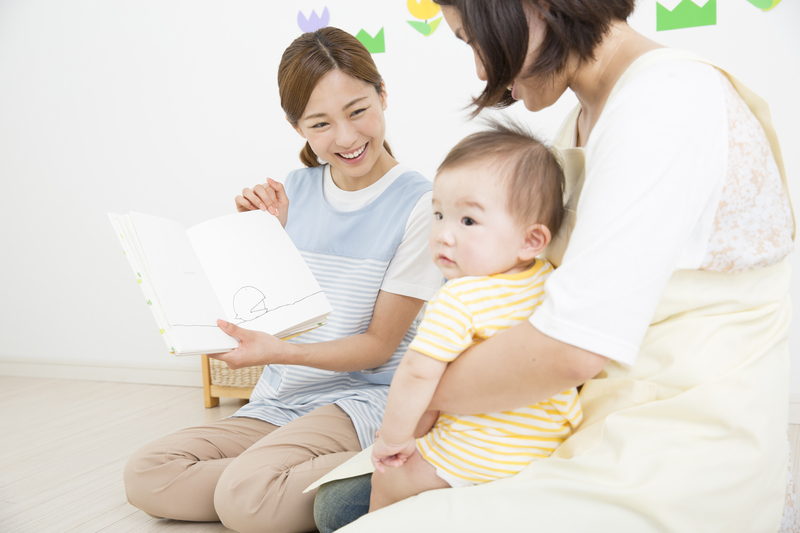 保育士と乳幼児