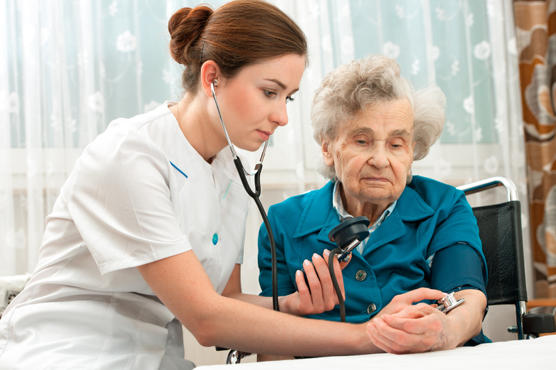 高齢者の方を診療する医師