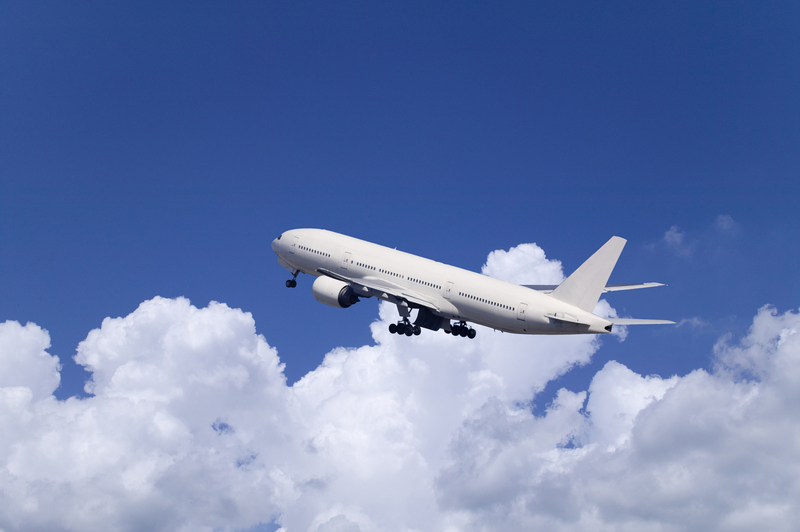 空を移動する飛行機