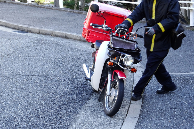 電報を届ける配達員