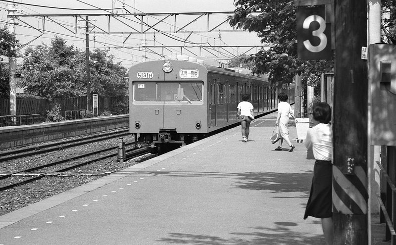 汽車を見送る女性