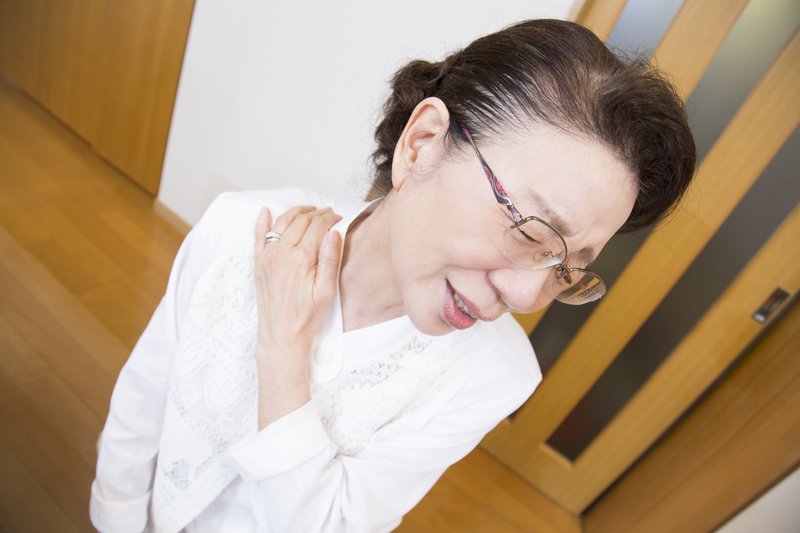 肩痛になやむ患者さん