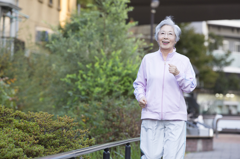 運動をする高齢者