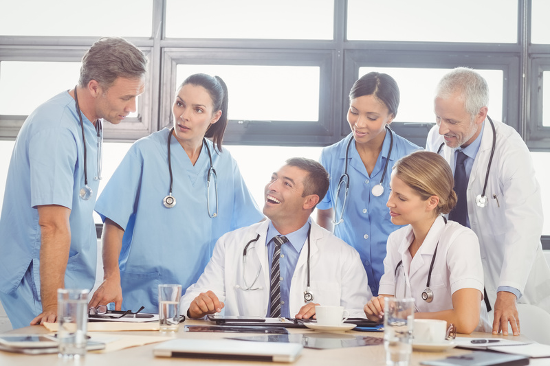 仲がよさそうな大勢の医師たちが集っている様子