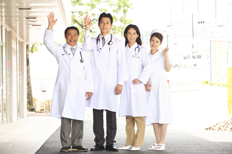 退院する患者さんを見送る医師