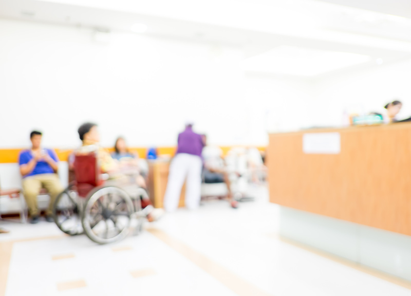 病院に行く市民