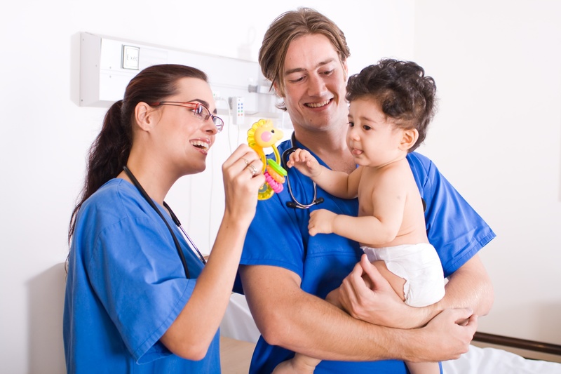 病院内で子供と大人が遊んでいる様子