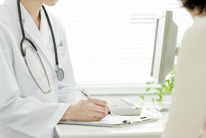 医師と患者さん、診察を受けている様子