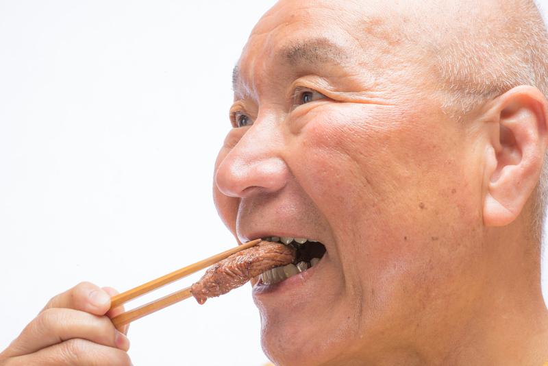 何かを噛んでいる高齢者