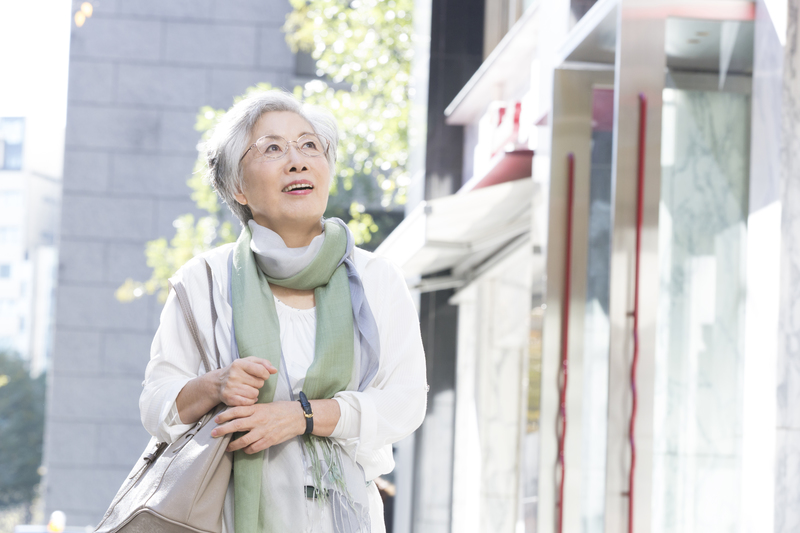 元気に歩く高齢者