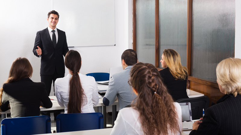 社会人が勉強しているようす