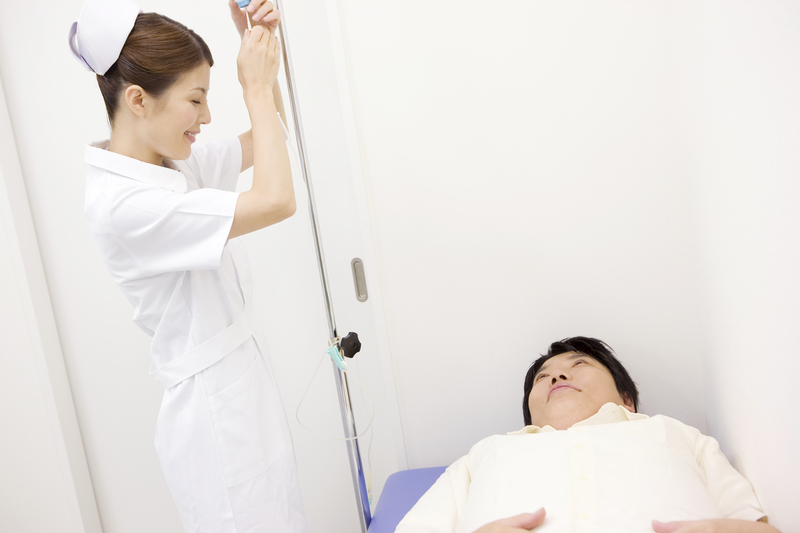 看護をしている看護師