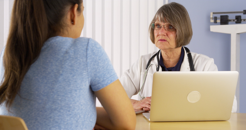 患者と医師が部屋で話し合っているようす