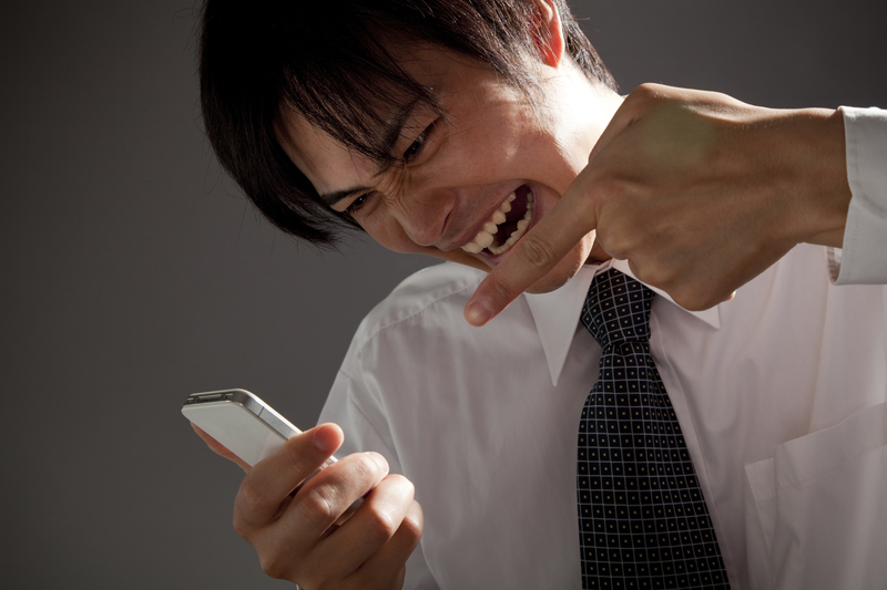 怒鳴っている人