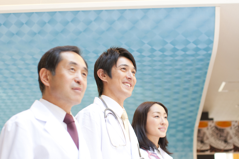 ドクターが数名で笑っている画像