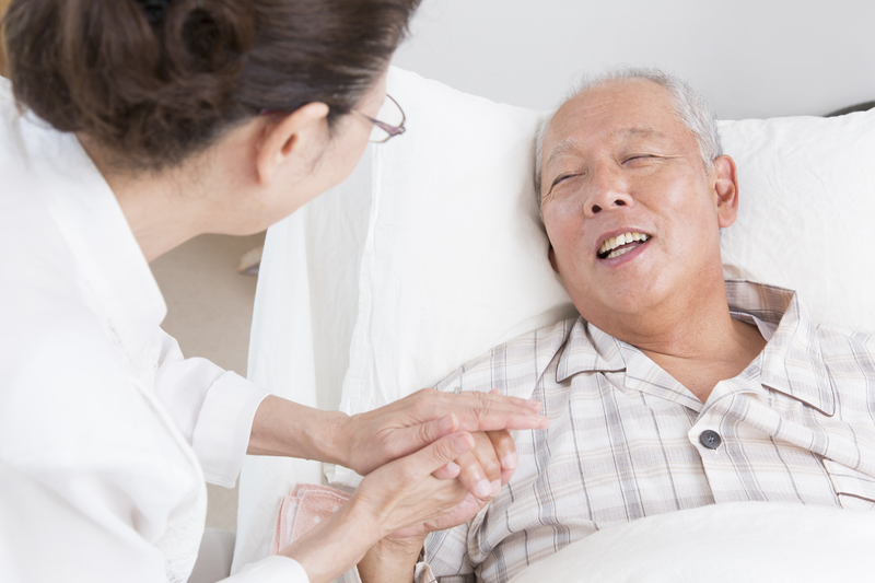 ゆっくり病院のベッドで休んでいる高齢の方