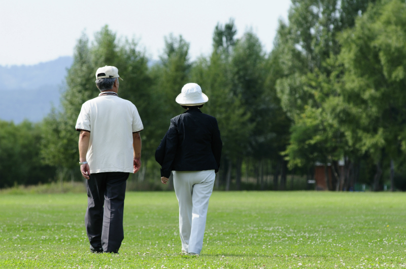 外出する高齢者