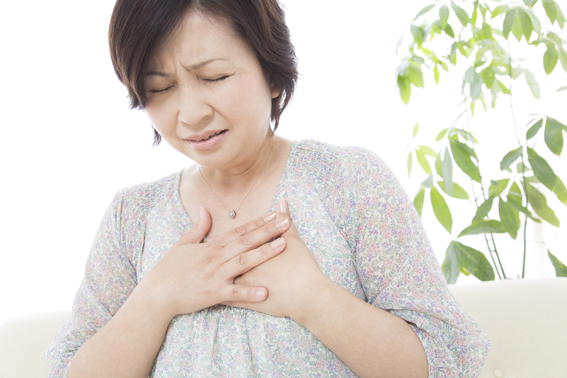 胸が苦しそうな人
