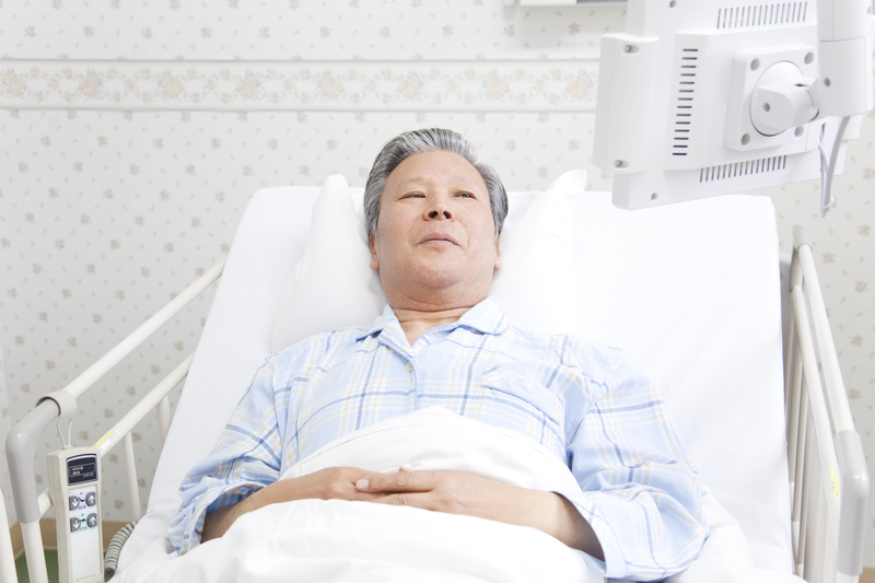 病院のベッドに横たわっている人