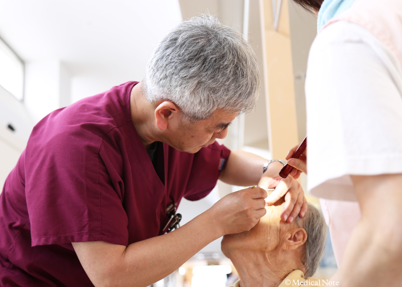 目の診療を行っている様子