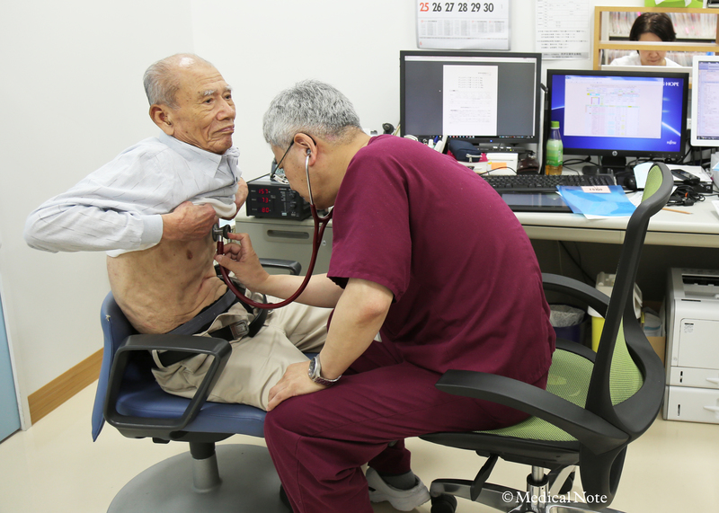 聴診器で診察している様子