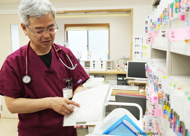 先生がカルテを見ている様子