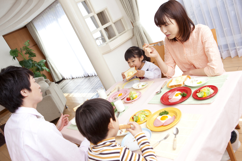 家族が食事をしている光景