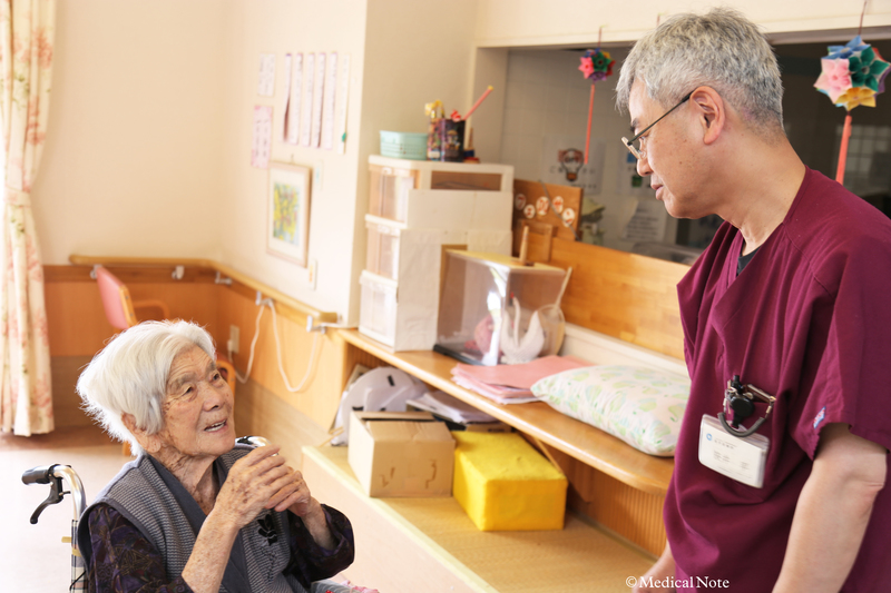 先生が患者さんとお話ししている写真